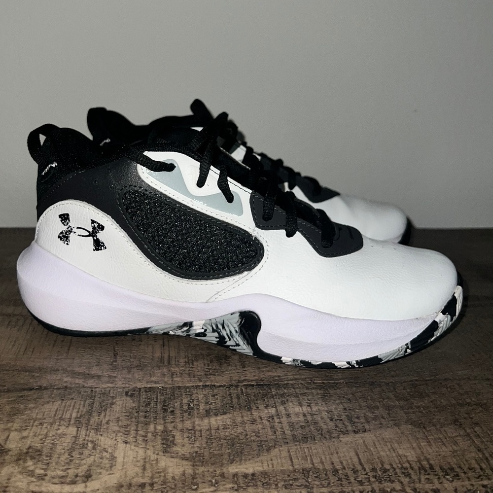 6Y Under Armour Basketball Shoes